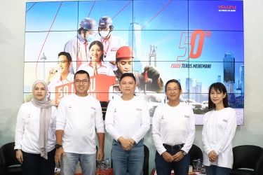 50 Isuzu Menemani di Jalan, Konvoi 50 Kendaraan dan Tanam 50 Pohon Trembesi