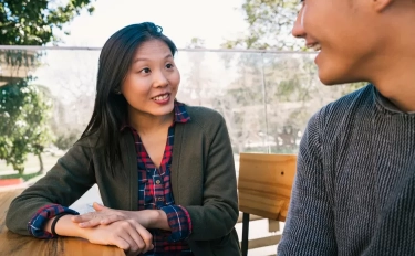 6 Cara Cerdas untuk Membuat Perempuan Memerhatikanmu Saat Awal Pendekatan, Pria Harus Tahu Ini!