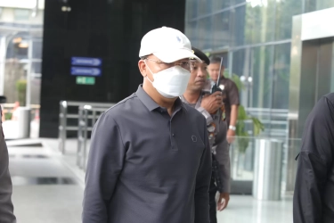 Dihadang Pendukung Gubernur Bengkulu, KPK Samarkan Rohidin Mersyah dengan Jaket Polisi saat Hendak Bawa ke Jakarta