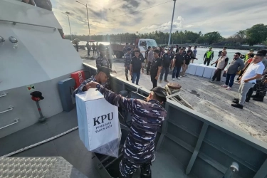 Butuh 14 Jam Pelayaran, TNI AL Bantu Distribusi Logistik ke Pulau Enggano di Bengkulu