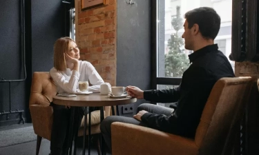 Mengenali 6 Gerakan Bahasa Tubuh Wanita sebagai Isyarat Tanda Ketertarikannya pada Pria