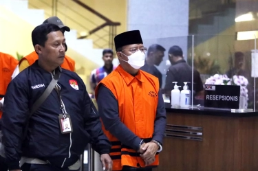 Uang-Uang Sudah Masuk Amplop Bergambar Rohidin
