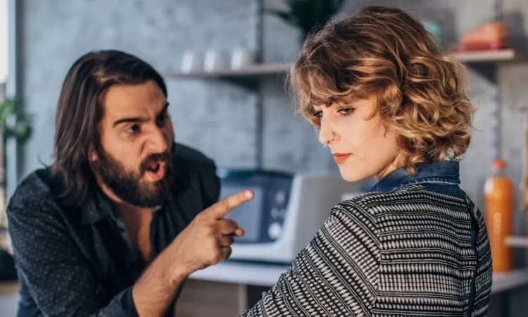 7 Perilaku dalam Hubungan yang Bisa Langsung Membuat Perempuan Kuat Merasa Jengkel