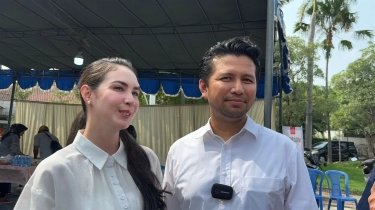 Kompak Pakai Putih-Putih, Cawagub Jatim Emil Dardak dan Arumi Datang ke TPS dengan Jalan Kaki