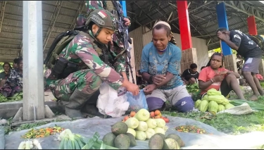 Patroli Perbatasan Indonesia-Papua Nugini, Prajurit TNI Sempatkan Borong Hasil Tani Warga Papua