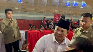 Tangis Presiden Prabowo Saat Singgung Kesejahteraan Tenaga Pendidik di Hadapan Ribuan Guru