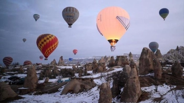 FOTO-FOTO Balon Udara Motif Keffiyeh Palestina Bentuk Protes Genosida Gaza Mengudara di Cappadocia