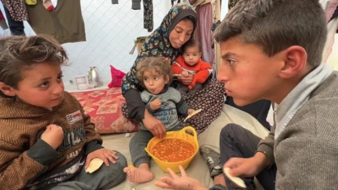 Krisis Pangan di Gaza: Ibu-Ibu Mengais Makanan dari Sampah