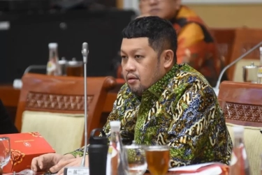 Anggota DPR Usul Polisi Hanya Dibekali Tongkat Panjang saat Berpatroli
