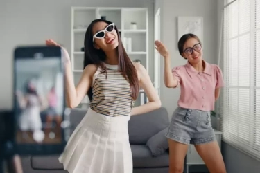 Candu dan Ambisi Konten FYP TikTok, 70 Persen Remaja Indonesia Mengalami Stres Karena Media Sosial