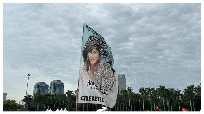 Spanduk Raksasa Bahar bin Smith dan Rizieq Shihab Dikibarkan Massa Aksi Reuni Akbar 212 di Monas
