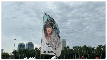 Spanduk Raksasa Bahar bin Smith dan Rizieq Shihab Dikibarkan Massa Aksi Reuni Akbar 212 di Monas