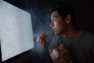 8 Kebiasaan Unik Orang yang Suka Menonton Film Tentang Kisah Nyata Kejahatan atau Misteri