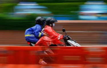 Tips Menyimpan Jas Hujan Motor Setelah Dipakai Biar Nggak Bau Apek