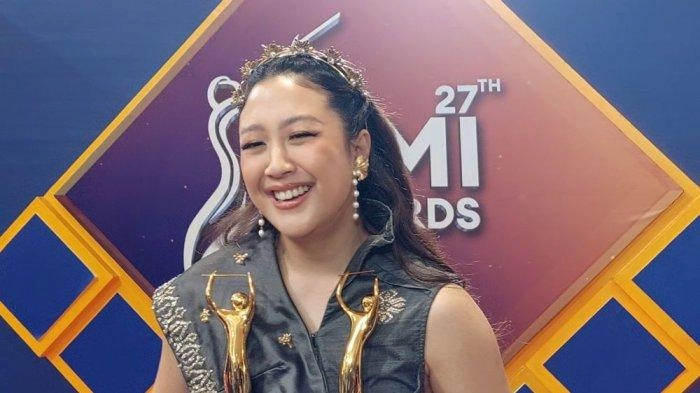 Sherina Munaf Bawa Pulang 2 Piala AMI Awards, Tak Sia-sia Absen Mandi