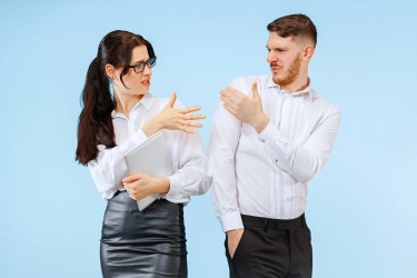 8 Karakter Pekerja yang Suka Menusuk Rekan Kerja Demi Naik Jabatan, Ambisius tanpa Batas Hingga Bermuka Dua!