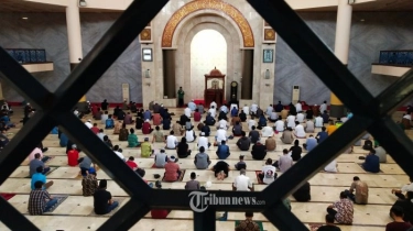 Khutbah Jumat 6 Desember 2024: Larangan Merendahkan Orang Lain dan Memuliakan Diri Sendiri