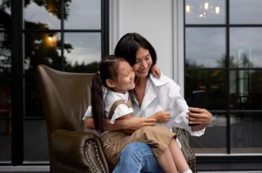 4 Tanda Halus Seorang Wanita Akan Menjadi Ibu yang Luar Biasa, Menurut Psikolog