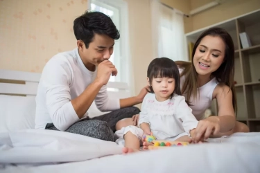 Menurut Psikologi, Orang Tua yang Memperlakukan Anaknya seperti Anak Kecil Biasanya Memiliki 7 Sifat Ini