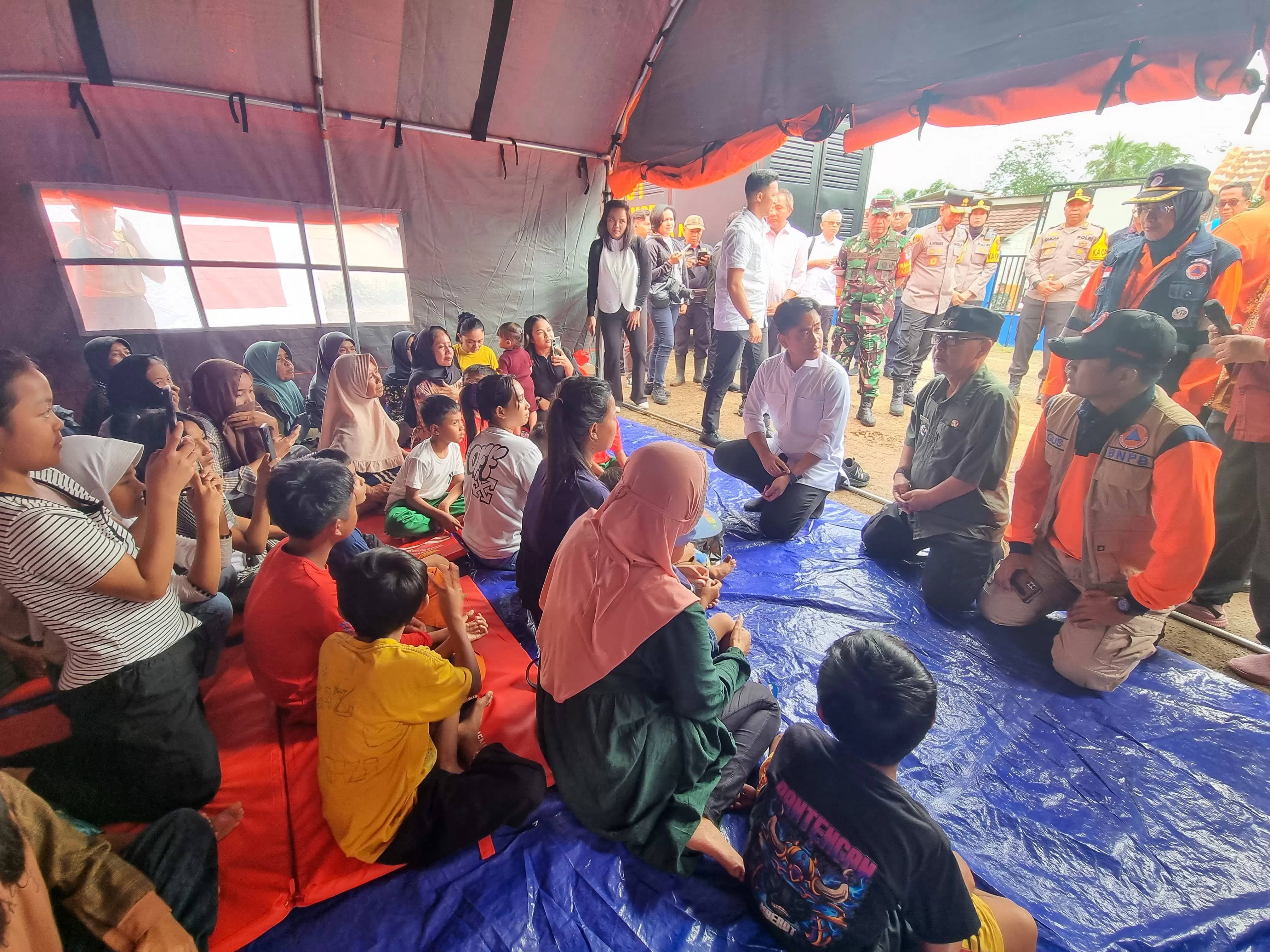 Wapres Gibran Cek Penanganan Darurat Bencana di Sukabumi, Lihat Tanah Bergerak yang Sebabkan Rumah-rumah Rusak