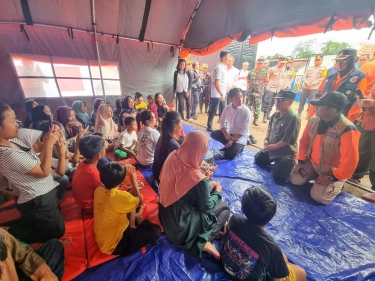Wapres Gibran Cek Penanganan Darurat Bencana di Sukabumi, Lihat Tanah Bergerak yang Sebabkan Rumah-rumah Rusak