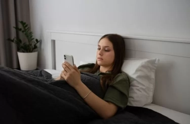 Orang yang Langsung Memeriksa Hp Usai Bangun Tidur Biasanya Punya 7 Kebiasaan, Menurut Psikologi
