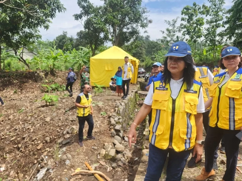Wamen PU Diana Kusumastuti Temukan Hutan Gundul di Atas Tanah Longsor di Sukabumi