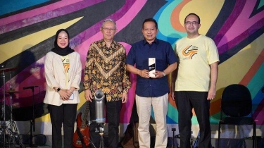 Wakil Menteri Koperasi Terima Robby Djohan Award UNPAD, Ini Capaian yang Diraih