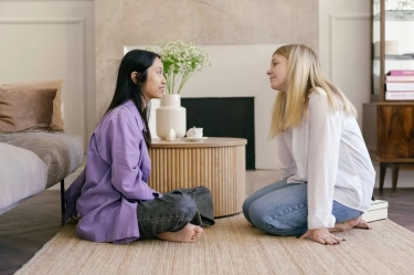 Ahlinya Small Talk! Cek 4 Zodiak yang Menguasai Seni Basa-basi dan Obrolan Santai, Kamu Termasuk?