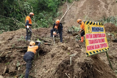 Bencana Banjir dan Tanah Longsor di Sukabumi Putus Akses Jalan di Sejumlah Titik, Relawan Turun untuk Buka Jalur