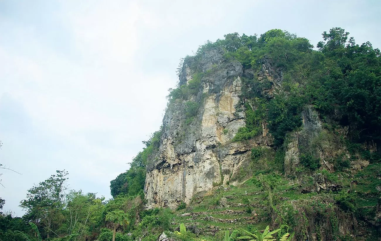 Cahaya Berselimut Kabut Itu Ada di Tebing Nemplek Bukit Glodakan