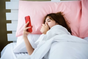Menurut Psikologi: Inilah 8 Kepribadian Orang yang Tak Pernah Absen Mengecek Media Sosial, Bahkan Sebelum Ia Benar-benar Bangun di Pagi Hari