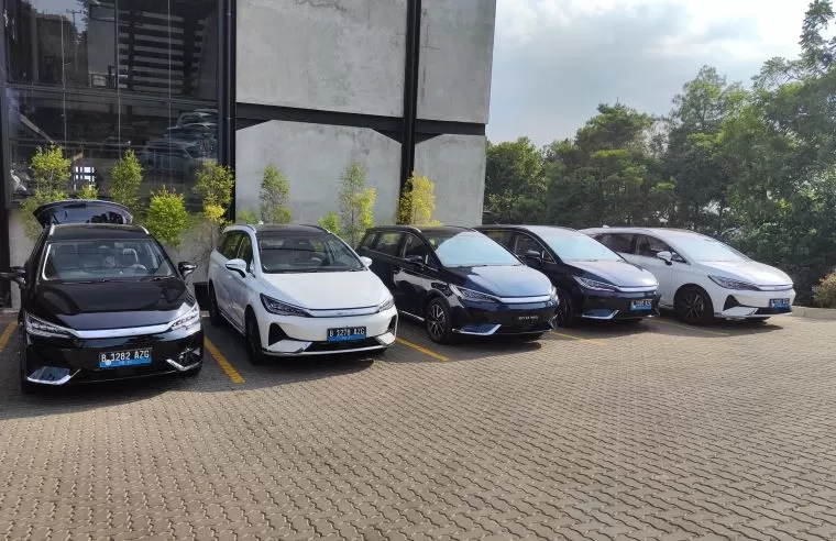 Mobil MPV yang Seringkali jadi Pilihan, Ini Perbandingan BYD M6 dengan Toyota Kijang Innova