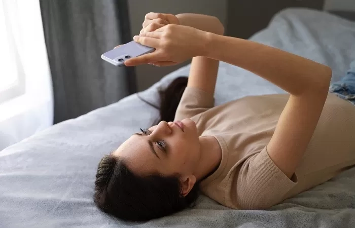 Menurut Psikologi, 7 Kepribadian Ini Dimiliki Mereka yang Lebih Memilih Mengecek Media Sosial Dibanding Bangun Tidur di Pagi Hari
