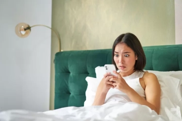 Orang yang Mengecek Media Sosial Sebelum Bangun dari Tempat Tidur di Pagi Hari Biasanya Menunjukkan 8 Perilaku Ini Menurut Psikologi