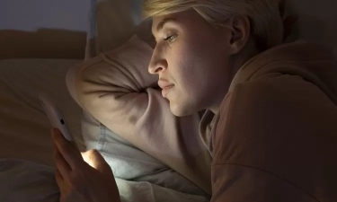 Orang yang Selalu Mengecek Media Sosial sebelum Bangun Tidur di Pagi Hari, Biasanya Menunjukkan 7 Perilaku Ini Menurut Psikolog