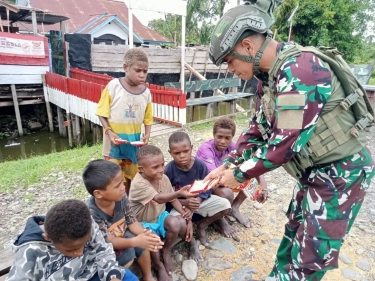 Patroli Perbatasan Indonesia-Papua Nugini, Prajurit Koops TNI Habema Berbagi Makanan dengan Anak-Anak Nduga