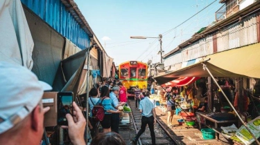 Jelajahi Pasar Kereta Mae Klong: Pasar Unik di Thailand yang Berada di Rel Aktif