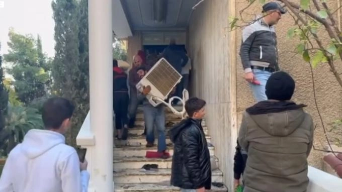 Video Warga Suriah Jarah Isi Rumah Presiden Bashar al-Assad: AC, Piring, Baju hingga Lemari