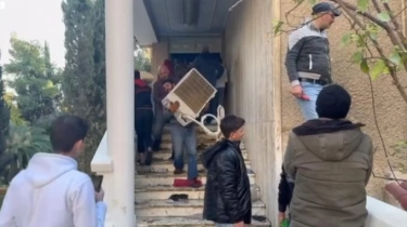 Video Warga Suriah Jarah Isi Rumah Presiden Bashar al-Assad: AC, Piring, Baju hingga Lemari