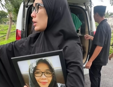 Ibunda Ussy Sulistiawaty Meninggal, Ini Alasan Dimakamkan Satu Liang Lahat  di TPU Jeruk Purut