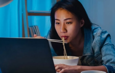 Orang yang Lebih Suka Makan Sambil Nonton YouTube, Biasanya Menunjukkan 9 Ciri Ini, Menurut Psikologi