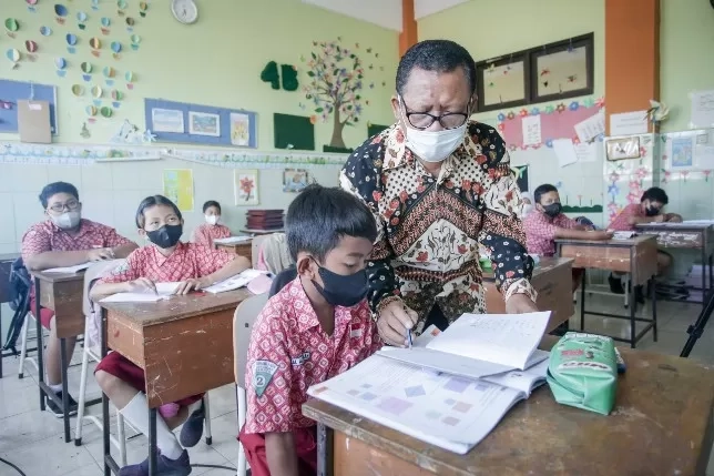 Tahun Depan, Guru Tak Harus Mengajar 24 Jam Seminggu di Kelas, Bisa Diganti Keaktifan di Masyarakat Hingga Kepanitiaan Sekolah