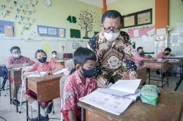Tahun Depan, Guru Tak Harus Mengajar 24 Jam Seminggu di Kelas, Bisa Diganti Keaktifan di Masyarakat Hingga Kepanitiaan Sekolah