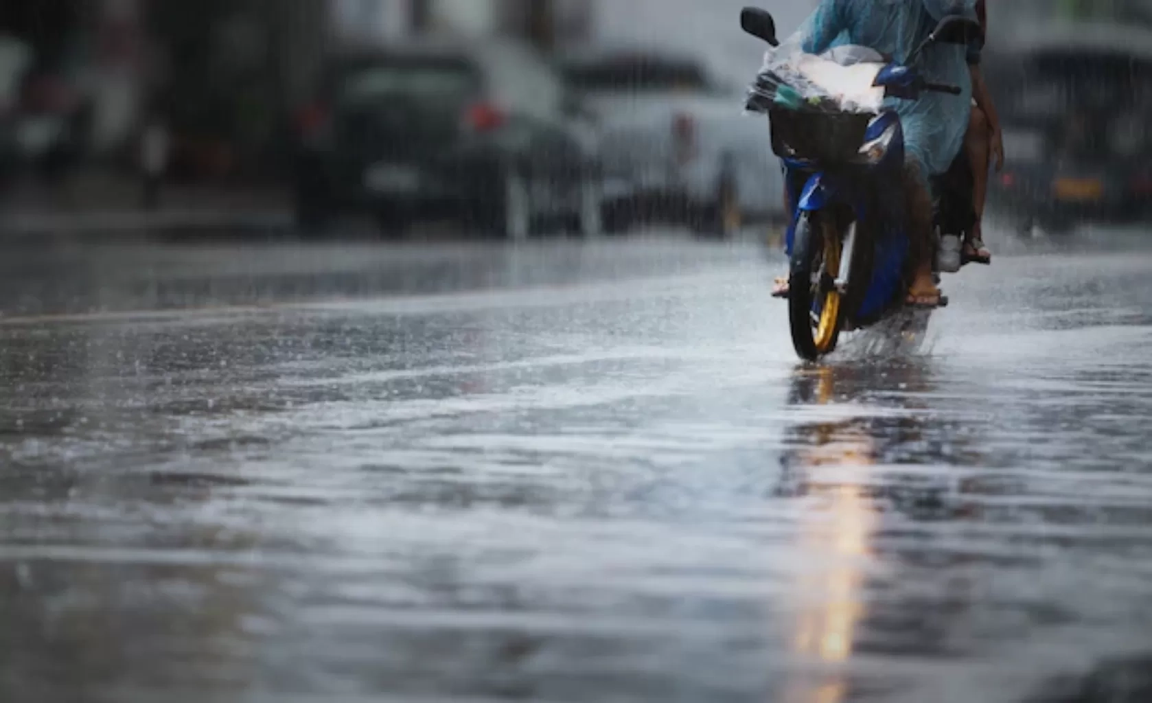 Sering Nekat Terobos Banjir? Jangan Lupa Cek Komponen Ini Agar Motor Kamu Tidak Rusak