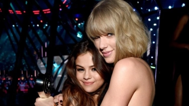 Taylor Swift Girang Dengar Selena Gomez dan Benny Blanco Tunangan: Saya Siap Jadi 'Pagar Ayu'
