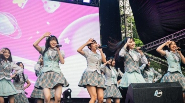 Sempat Diguyur Hujan, Penampilan Mocca dan JKT48 di Swara Prambanan 2024 Sukses Bius Penonton