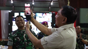 Menhan Sjafrie Video Call Presiden Prabowo saat Rayakan Tahun Baru Bareng Prajurit TNI di Papua
