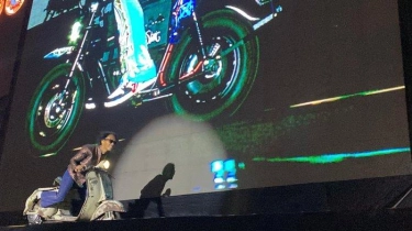 Aksi Kaka Datang Bawa Vespa ke Atas Panggung Konser Pasar Malam Empat Satoe Slank