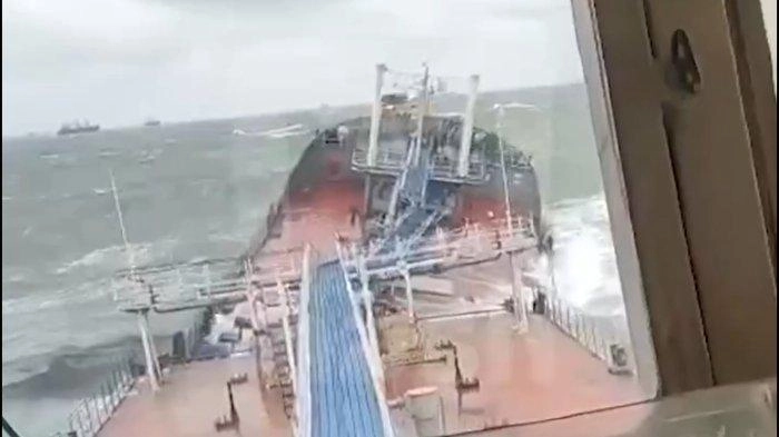 Perang Rusia-Ukraina Hari ke-1046: Tumpahan Minyak dari 2 Kapal Rusia Mulai Muncul di Sevastopol